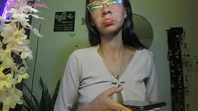 Snapshot of Sophie_sweett19 chatting on March 7, 4:24 am Sophie sweett19 online show from March 7, 4:24 am