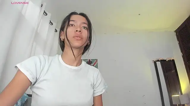 Snapshot of Sophie_sweett19 chatting on October 10, 8:20 pm Sophie sweett19 online show from October 10, 8:20 pm