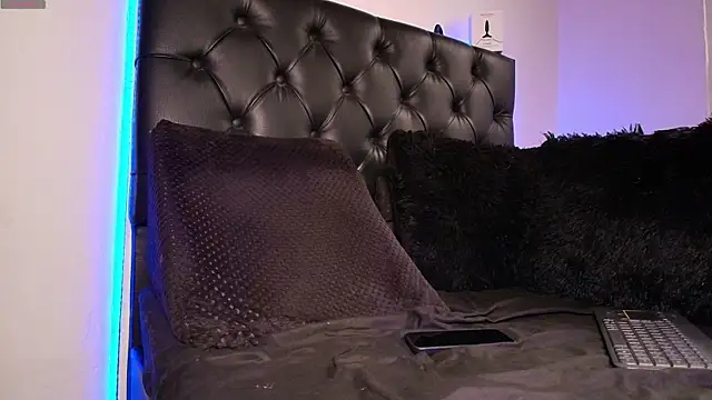 James1lee  online show from April 8, 9:16 pm