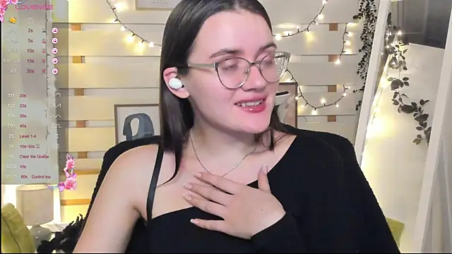 Snapshot of Josephine_jo chatting on December 5, 8:28 pm Josephine jo online show from December 5, 8:28 pm