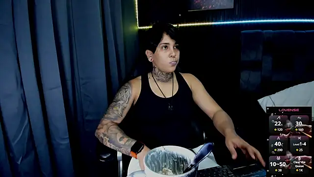 Snapshot of ZhoeStrong chatting on November 13, 9:30 pm ZhoeStrong online show from November 13, 9:30 pm