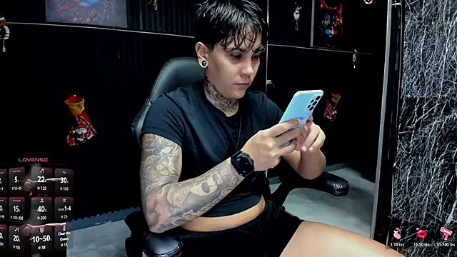 Snapshot of ZhoeStrong chatting on December 15, 10:37 pm ZhoeStrong online show from December 15, 10:37 pm