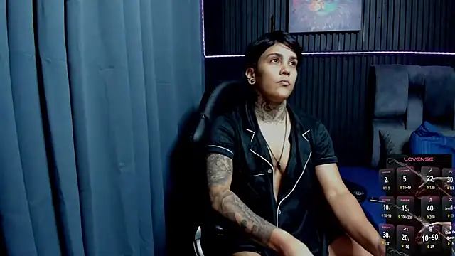 Snapshot of ZhoeStrong chatting on November 26, 10:43 pm ZhoeStrong online show from November 26, 10:43 pm