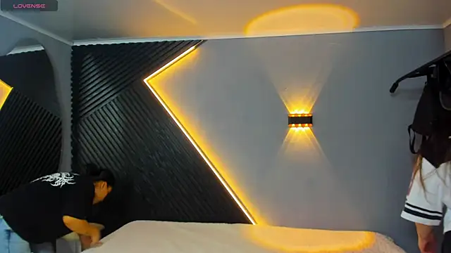 Laia and Aloby online show from April 14, 10:15 pm