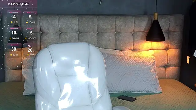 Laia and Aloby online show from November 10, 10:15 pm