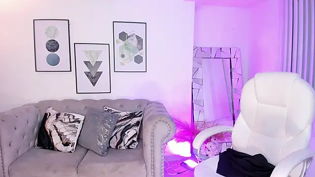 Snapshot of kendaall_jenner_ chatting on January 17, 7:30 am kendaall jenner  online show from January 17, 7:30 am