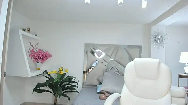 Snapshot of kendaall_jenner_ chatting on February 1, 10:37 am kendaall jenner  online show from February 1, 10:37 am