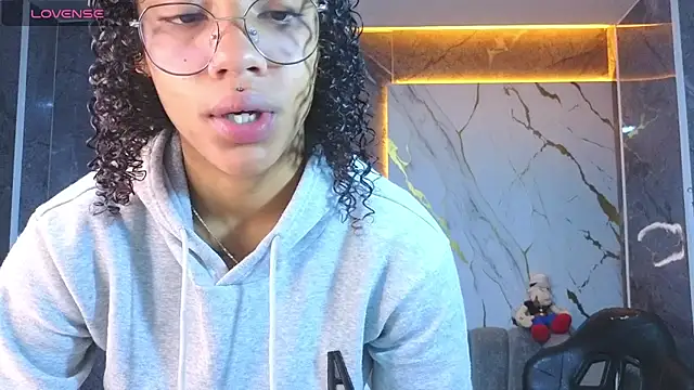 Snapshot of Violeth_b chatting on July 14, 12:55 pm Violeth b online show from July 14, 12:55 pm