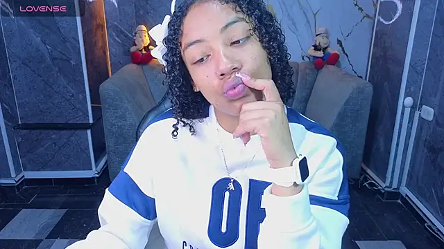 Snapshot of Violeth_b chatting on June 25, 1:05 pm Violeth b online show from June 25, 1:05 pm