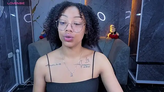 Snapshot of Violeth_b chatting on May 21, 12:57 pm Violeth b online show from May 21, 12:57 pm