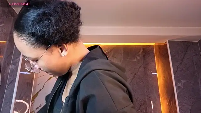 Snapshot of Violeth_b chatting on October 31, 12:46 pm Violeth b online show from October 31, 12:46 pm