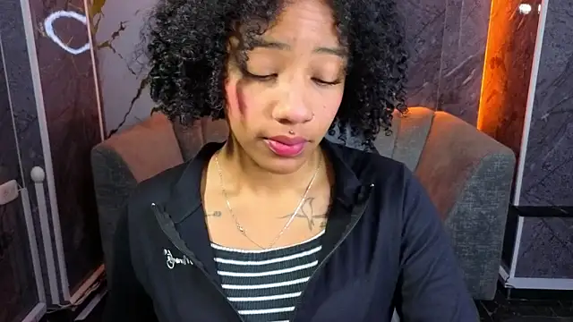 Snapshot of Violeth_b chatting on November 6, 12:53 pm Violeth b online show from November 6, 12:53 pm