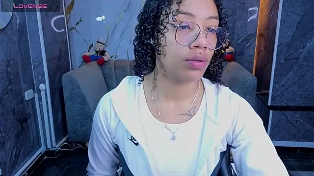 Snapshot of Violeth_b chatting on May 27, 12:56 pm Violeth b online show from May 27, 12:56 pm