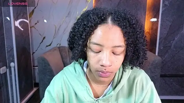 Snapshot of Violeth_b chatting on October 29, 12:48 pm Violeth b online show from October 29, 12:48 pm