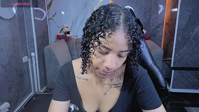 Snapshot of Violeth_b chatting on April 27, 12:58 pm Violeth b online show from April 27, 12:58 pm