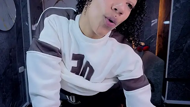 Snapshot of Violeth_b chatting on May 1, 1:16 pm Violeth b online show from May 1, 1:16 pm