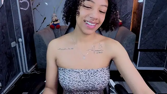 Snapshot of Violeth_b chatting on April 30, 12:45 pm Violeth b online show from April 30, 12:45 pm