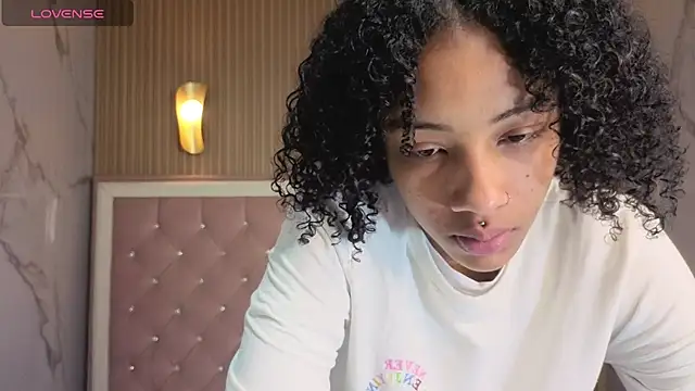 Snapshot of Violeth_b chatting on December 16, 1:04 pm Violeth b online show from December 16, 1:04 pm