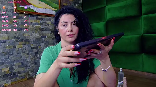 Snapshot of SelenSummer chatting on June 6, 4:07 am SelenSummer online show from June 6, 4:07 am