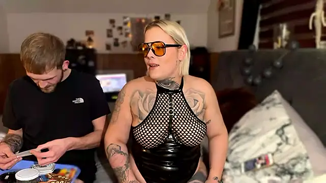 elina may online show from December 8, 8:04 pm