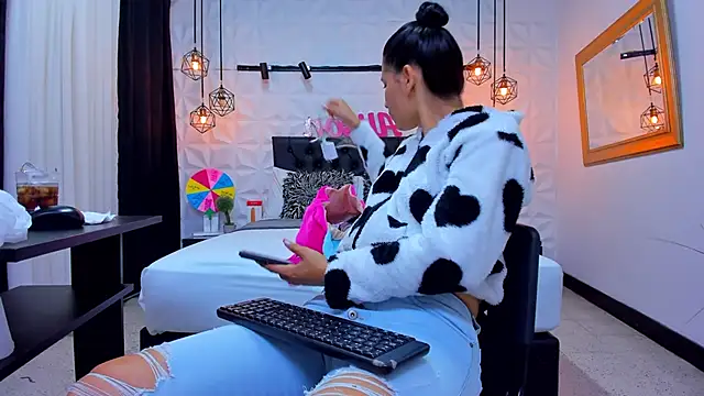 Alison Wiley online show from February 25, 12:27 pm