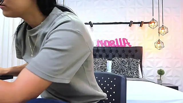 Alison Wiley online show from February 27, 11:39 am