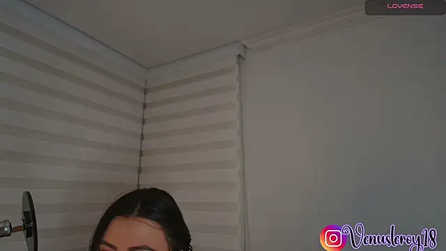 venusleroy  online show from October 24, 11:15 pm