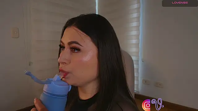 venusleroy  online show from October 26, 8:31 pm