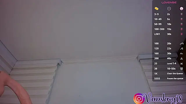 venusleroy  online show from November 28, 11:05 pm