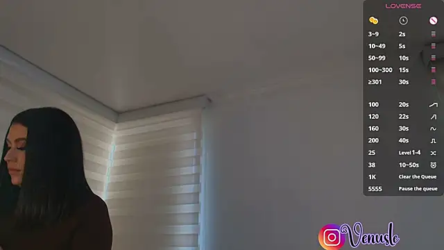 venusleroy  online show from October 31, 9:22 pm