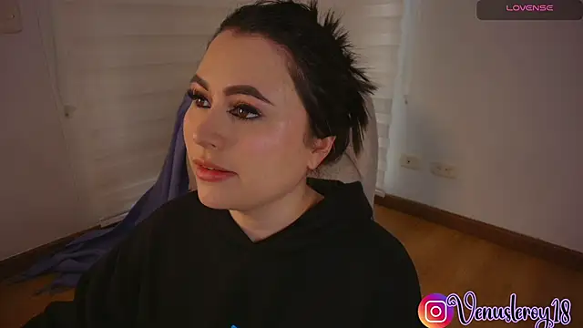 venusleroy  online show from October 21, 9:47 pm