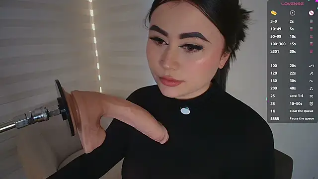 venusleroy  online show from February 18, 10:50 pm