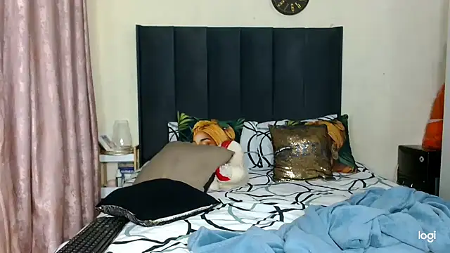 Snapshot of quenliyasa chatting on January 11, 9:11 pm quenliyasa online show from January 11, 9:11 pm