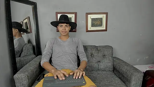 Snapshot of dafnezahiraa_ chatting on December 9, 8:33 pm dafnezahiraa online show from December 9, 8:33 pm