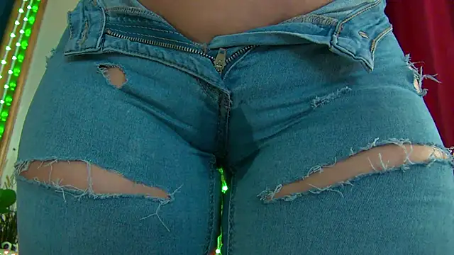 Foxxxy MILF online show from April 19, 3:51 am