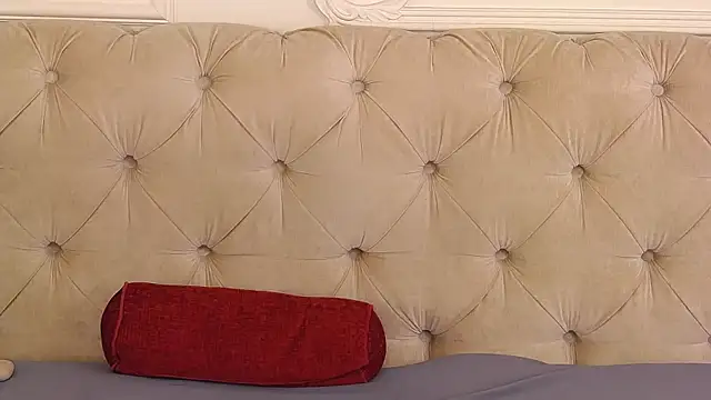 Snapshot of SarahLynz chatting on February 18, 10:27 am SarahLynz online show from February 18, 10:27 am