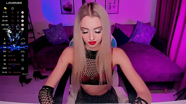 Snapshot of Emilia_Klar chatting on October 13, 3:02 pm Emilia Klar online show from October 13, 3:02 pm
