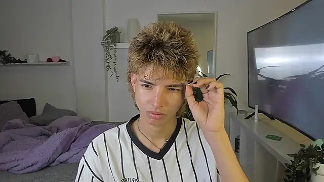 Snapshot of santy-kitty chatting on October 28, 1:17 am santy-kitty online show from October 28, 1:17 am