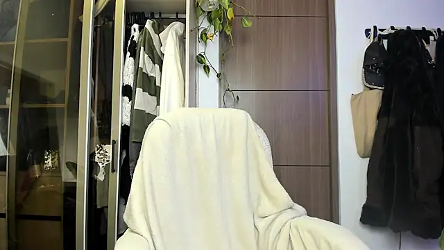 Snapshot of santy-kitty chatting on February 27, 6:57 am santy-kitty online show from February 27, 6:57 am
