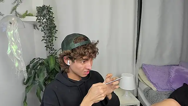 santy-kitty online show from December 18, 3:55 am