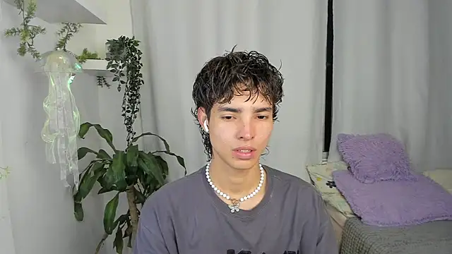 Snapshot of santy-kitty chatting on December 16, 2:16 am santy-kitty online show from December 16, 2:16 am