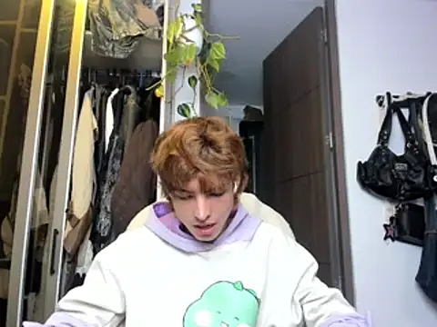 Snapshot of santy-kitty chatting on February 4, 1:23 am santy-kitty online show from February 4, 1:23 am