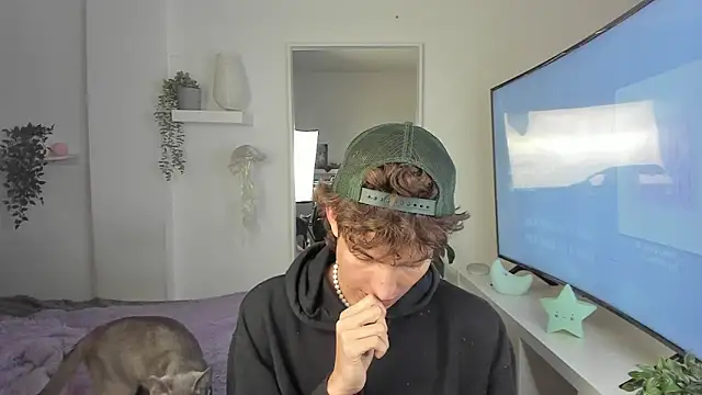 Snapshot of santy-kitty chatting on December 5, 2:32 am santy-kitty online show from December 5, 2:32 am