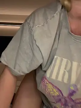 Snapshot of Sissy-Bee chatting on February 12, 5:26 pm Sissy-Bee online show from February 12, 5:26 pm