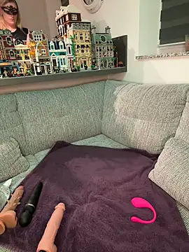 Snapshot of Sissy-Bee chatting on January 22, 7:24 pm Sissy-Bee online show from January 22, 7:24 pm