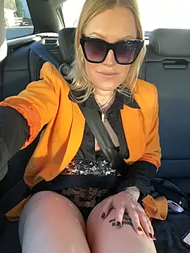 Snapshot of Sissy-Bee chatting on January 19, 1:33 pm Sissy-Bee online show from January 19, 1:33 pm