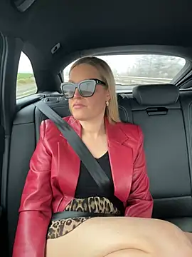 Snapshot of Sissy-Bee chatting on December 31, 1:52 pm Sissy-Bee online show from December 31, 1:52 pm