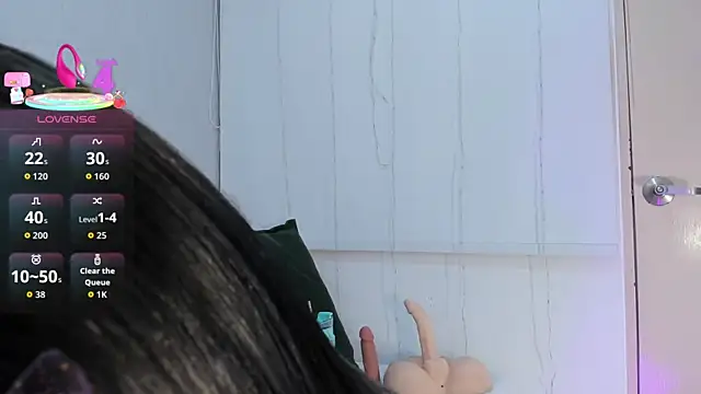 Isaa Queen online show from October 20, 7:03 pm