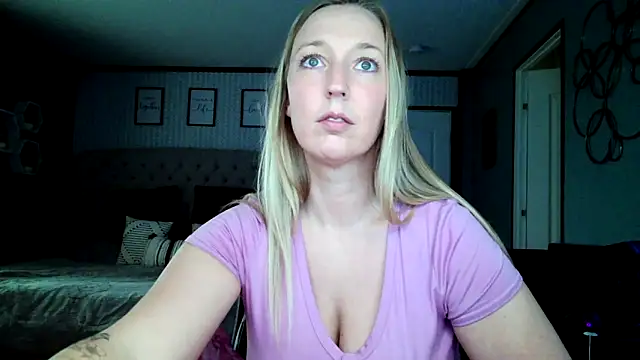 Snapshot of lucyallen4201 chatting on December 9, 8:12 pm lucyallen4201 online show from December 9, 8:12 pm