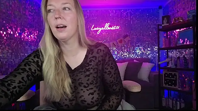 Snapshot of lucyallen4201 chatting on June 26, 10:21 am lucyallen4201 online show from June 26, 10:21 am